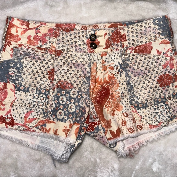 Anthropologie Pilcro Floral Patterned Low Rise Frayed Hem Shorts Size 25 - Picture 10 of 15